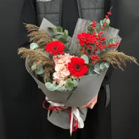 букет из красных гербер, розовой гортензии и красного илекса с эвкалиптом и злаками