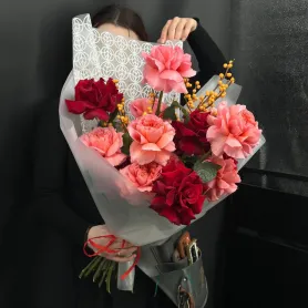 букет из красных и коралловых французских роз с илексом