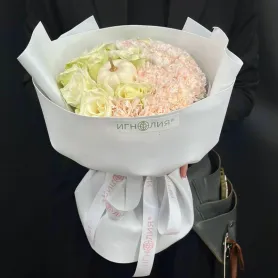 светлый букет из кремовых роз и персиковых гвоздик с белой декоративной тыквой