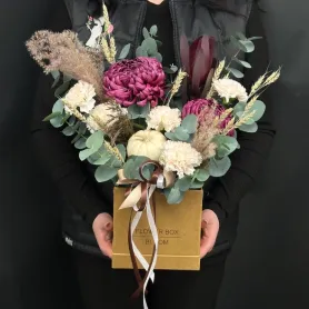 композиция из бордовых хризантем, кремовых гвоздик, эвкалипта и белой декоративной тыквы в коробке