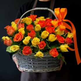 композиция из жёлтых и оранжевых роз в корзине