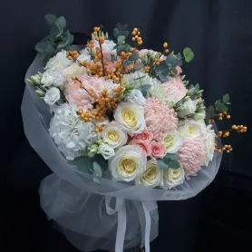 букет из кремовых и белых роз, кремовой хризантемы, эустомы и илекса с эвкалиптом