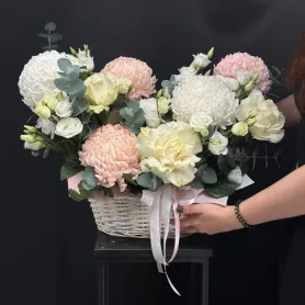 композиция из белых и розовых одноголовых хризантем, кремовых роз и белой эустомы с эвкалиптом в корзине