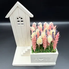 композиция из розового и кремового фаляриса, лаванды и пшеницы в керамическом кашпо с домиком