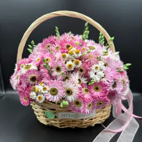 композиция из розовых и белых сухоцветов, гелиптерума и лимониума в плетёной корзине