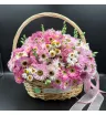 композиция из розовых и белых сухоцветов, гелиптерума и лимониума в плетёной корзине