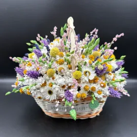 композиция из ромашек, краспедии, лаванды, гелихризума и фаляриса в плетёной корзине