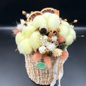 композиция из хлопка, лагуруса, сухоцветов и корицы в вязаном кашпо