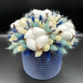 композиция из хлопка, голубого лагуруса, лаванды и сухоцветов в синем плетёном кашпо