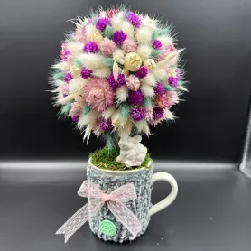 топиарий из розовых, сиреневых и кремовых сухоцветов в кружке с вязаным чехлом и декоративным кроликом