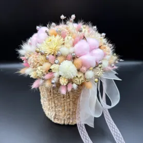 композиция из розового хлопка, бежевого и белого лагуруса, сухоцветов и декоративных элементов в вязаном кашпо