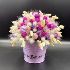 композиция из фуксия-розовых и белых сухоцветов с канареечником и лагурусом в сиреневом металлическом кашпо