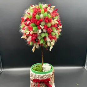 топиарий из красных, зелёных и белых сухоцветов с канареечником и мини-шишками в вязаном кашпо