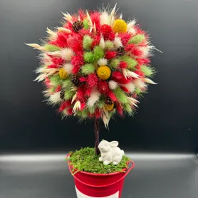 топиарий из красных, зелёных, белых и жёлтых сухоцветов с мини-шишками и канареечником в красном металлическом кашпо с фигуркой кролика