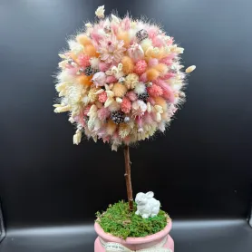 топиарий из персиковых, розовых, кремовых и белых сухоцветов с канареечником и декоративными элементами в розовом кашпо с фигуркой кролика