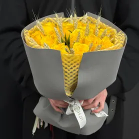 Букет из жёлтых роз и пшеницы «Золотой урожай» от интернет-магазина «Игнолия» в Люберцах