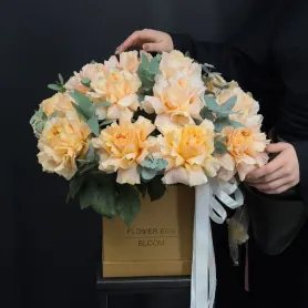 кремовые французские розы с эвкалиптом в коробке