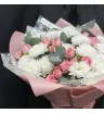 букет из белых кустовых хризантем и розовых кустовых роз с эвкалиптом
