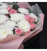 букет из белых кустовых хризантем и розовых кустовых роз с эвкалиптом