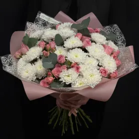 букет из белых кустовых хризантем и розовых кустовых роз с эвкалиптом