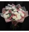букет из белых кустовых хризантем и розовых кустовых роз с эвкалиптом