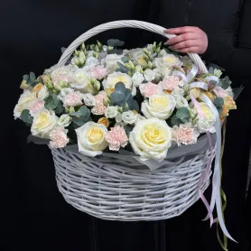 Композиция из роз и эустомы «Трепет момента» от интернет-магазина «Игнолия» в Люберцах