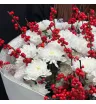 букет из красного илекса и белой кустовой хризантемы в светлой упаковке
