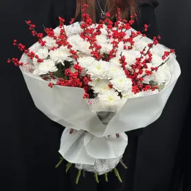 букет из красного илекса и белой кустовой хризантемы в светлой упаковке
