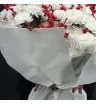 букет из красного илекса и белой кустовой хризантемы в светлой упаковке