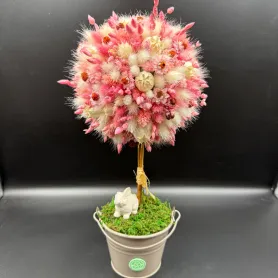 розовые и белые сухоцветы с декоративным зайцем в светлом кашпо