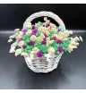 белые и фиолетовые сухоцветы с зелёным мхом в белой корзине