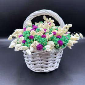 белые и фиолетовые сухоцветы с зелёным мхом в белой корзине