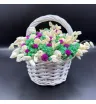 белые и фиолетовые сухоцветы с зелёным мхом в белой корзине