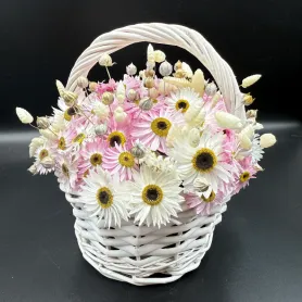 розовые и белые сухоцветы в белой корзине