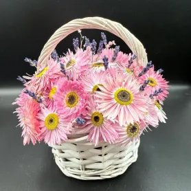 розовые сухоцветы с лавандой в белой корзине