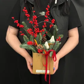 композиция из красного илекса, нобилиса, шишек и двух декоративных домиков в коробке