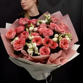 букет из розовых роз Mandarin и белой эустомы