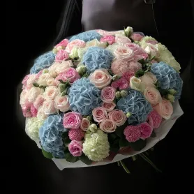 букет из голубых гортензий, розовых и кремовых роз и розовых гвоздик
