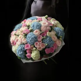 букет из голубых гортензий, розовых и кремовых роз и розовых гвоздик
