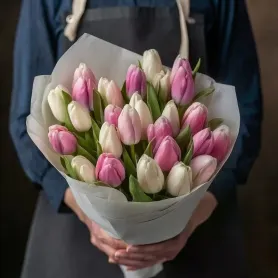 букет из 25 розовых и белых тюльпанов.