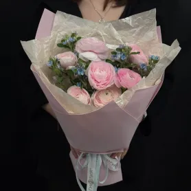 букет из розовых ранункулюсов и голубого оксипеталума
