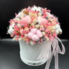 композиция из розовых и белых сухоцветов с хлопком и лагурусом в коробке