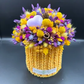 жёлтые, сиреневые и голубые сухоцветы с лагурусом, краспедией, шишками и палочками корицы в коробке с вязаным чехлом