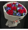 букет из красных французских роз и сине-фиолетовых орхидей с декоративной зеленью в упаковке
