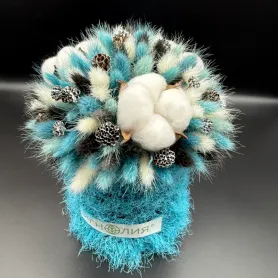 композиция из белого хлопка, бирюзового и кремового лагуруса, шишек в коробке
