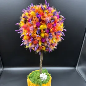 топиарий из сухоцветов с лавандой, лагурусом и сухими цветами в жёлтой декоративной коробке
