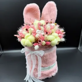 композиция из сухоцветов в розовой коробке с декоративными ушками и фигуркой зайца
