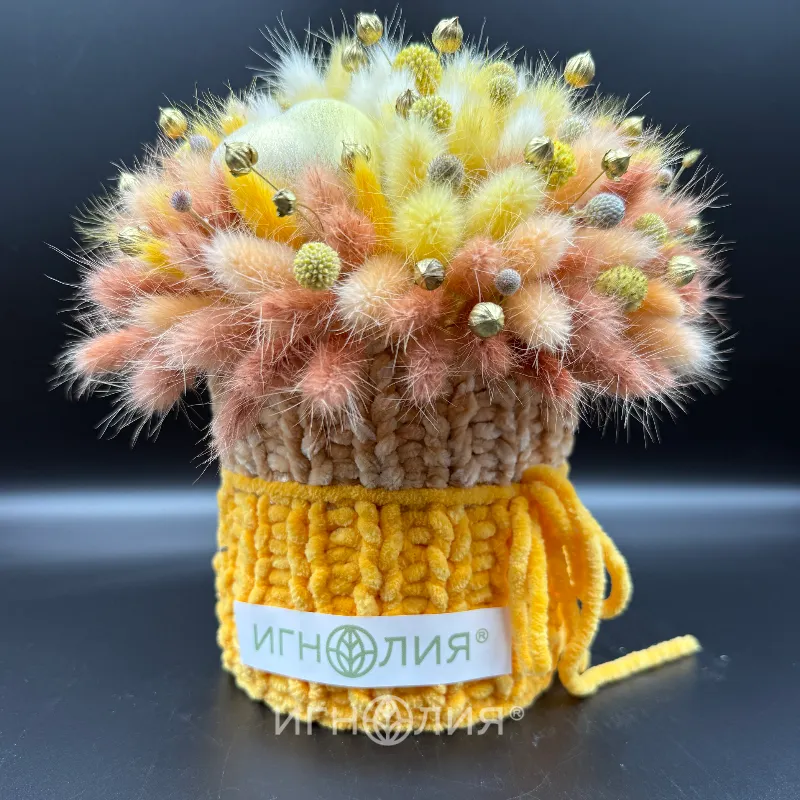 композиция из сухоцветов в вязаном жёлтом кашпо с декоративным сердцем