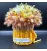 композиция из сухоцветов в вязаном жёлтом кашпо с декоративным сердцем