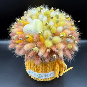 композиция из сухоцветов в вязаном жёлтом кашпо с декоративным сердцем